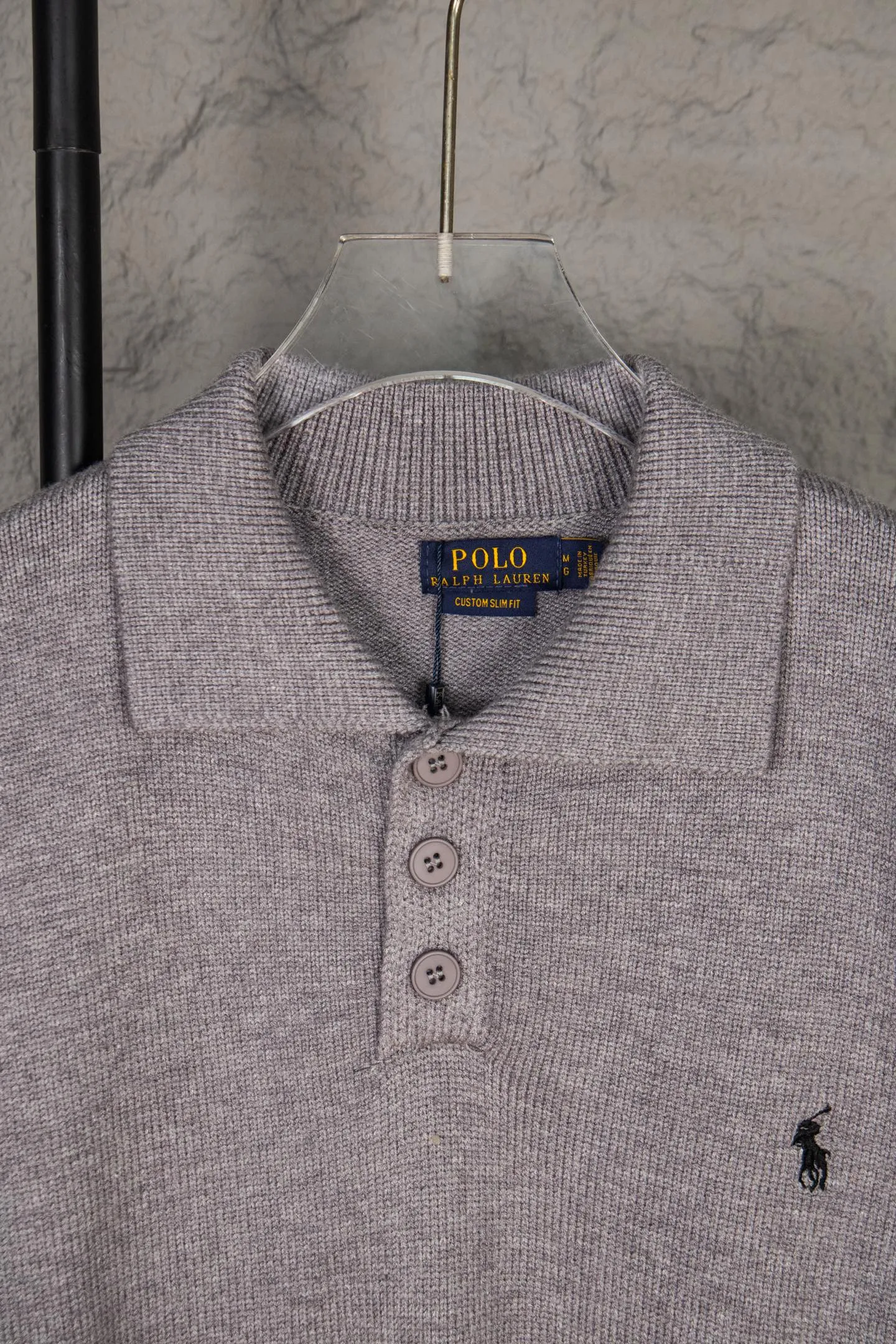 P240 2025 Ralph Lauren #ootddailywear #Autumn and winter sweater #Knitted sweater outfit #ralph lauren sweater #Can be worn by both men and women I finally waited until the Ralph men’s twist sweater half-button chest shirt was put on and it’s finally here! The hottest half-zip sweater! Limited editions every year, there won’t be many models in the store! Ralph Lauren men's half-button sweater has a really nice shape. It can be worn alone or as a coat. It can be worn outside or worn with a shirt~100% pure cotton. #Practical wear. Color, white, navy blue, khaki, gray, size S to Limited editions every year, there won’t be many models in the store! Ralph Lauren men's half-zip twist sweater [Fire R] has a really nice shape. It can be worn alone or as a jacket. It can be worn inside or outside, or it can be worn with a shirt inside ~ 100% pure cotton #Practical wear,, style number, 8023. Color, white, navy blue, khaki, gray, size S to XL